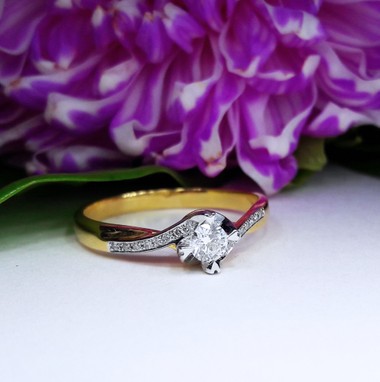 สั่งผลิตเพชรเบลเยี่ยมคัท แหวนแต่งงาน แหวนหมั้น ใส่เที่ยว ออกงาน แหวนทองคำ 18K เพชรแท้ 0.20 กะรัต 2.70 กรัม น้ำ 99 ราคาถูกมาก มีใบรับประกันค่ะ