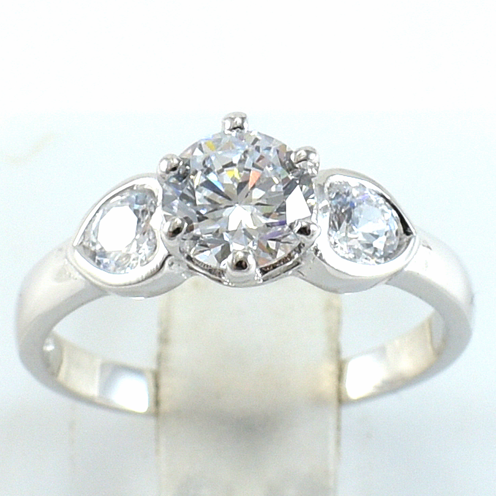 แหวนเงินแท้ราคาถูกชุบทองคำขาว เพชรCZเม็ดกลาง 0.80 กะรัต เพชรCZเม็ดข้าง 0.34 กะรัต งานประณีตสวยงาม สั่งผลิตค่ะ