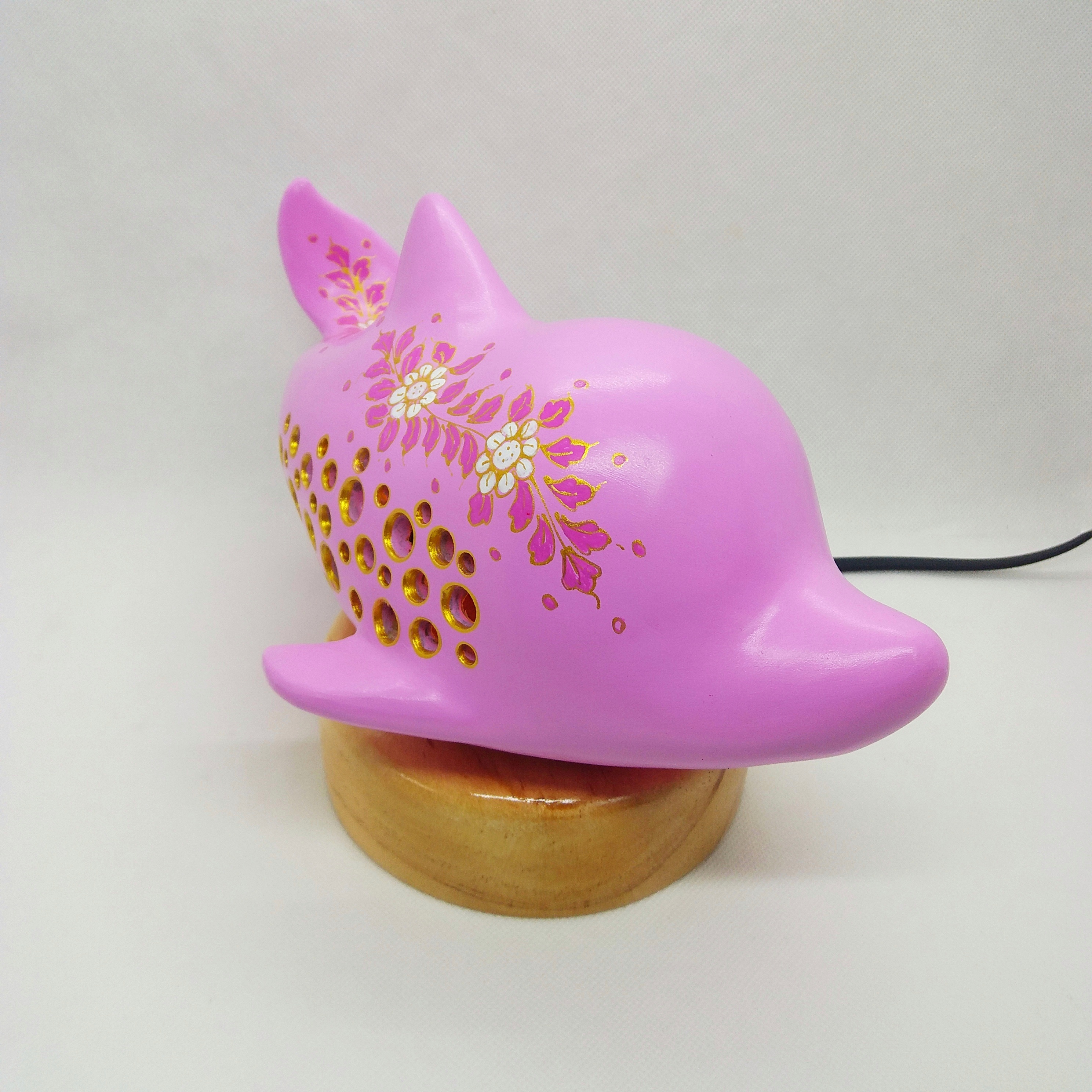 โคมไฟโลมาสีชมพู แบบฐานไม้ XL