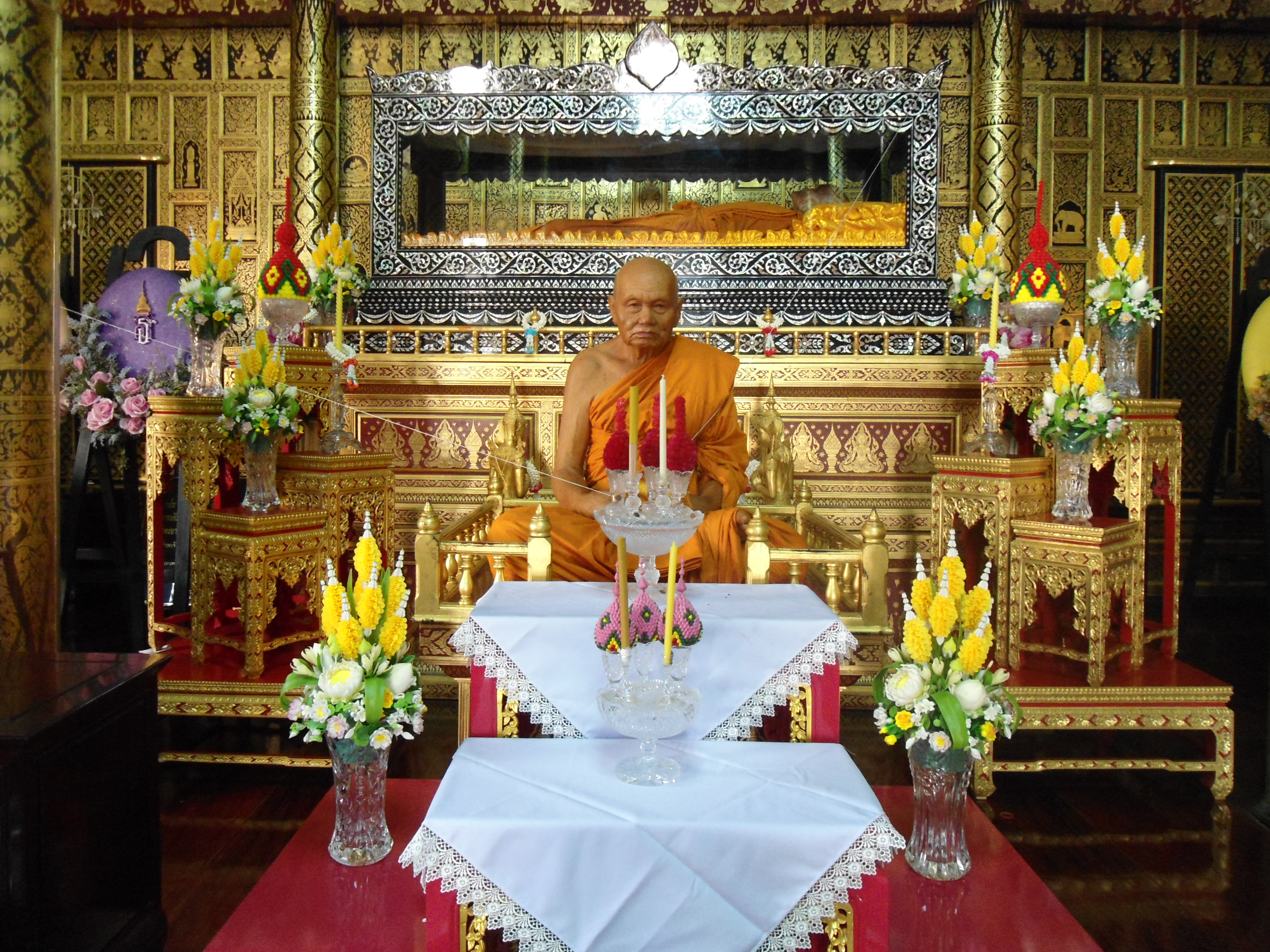 ประดับมณฑป หลวงปู่ทิม วัดพระขาว อ.บางบาล จ.พระนครศรีอยุธยา (22มีนาคม2560)