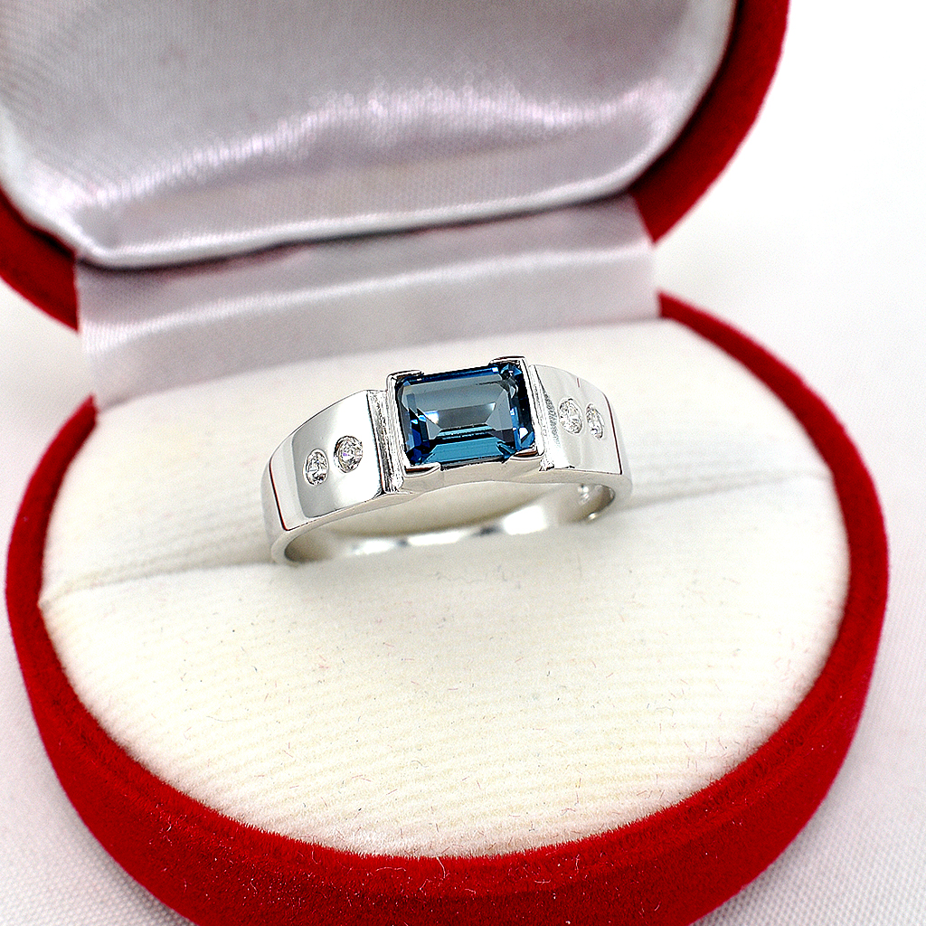 แหวนเงินแท้ราคาถูกชุบทองคำขาว ลอนดอนบลูโทปาซแท้ 1.35 กะรัต เพชรCZ 0.10 กะรัต งานประณีตสวยงาม สั่งผลิตค่ะ