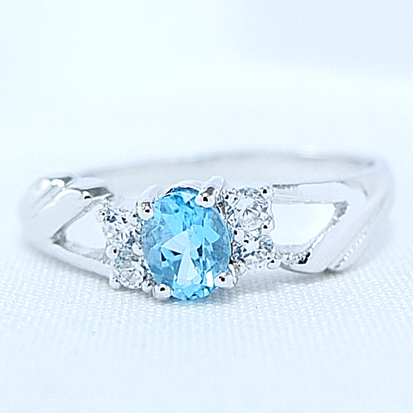 แหวนเงินแท้ราคาถูกชุบทองคำขาว สวิสบลูโทปาซแท้ 0.40 กะรัต เพชรCZ 0.12 กะรัต งานประณีตสวยงาม สั่งผลิตค่ะ