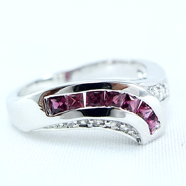 แหวนเงินแท้ราคาถูกชุบทองคำขาว พลอยแท้โรโดไลท์การ์เน็ต 0.525 กะรัต เพชรCZ 0.05 กะรัต งานประณีตสวยงาม สั่งผลิตค่ะ