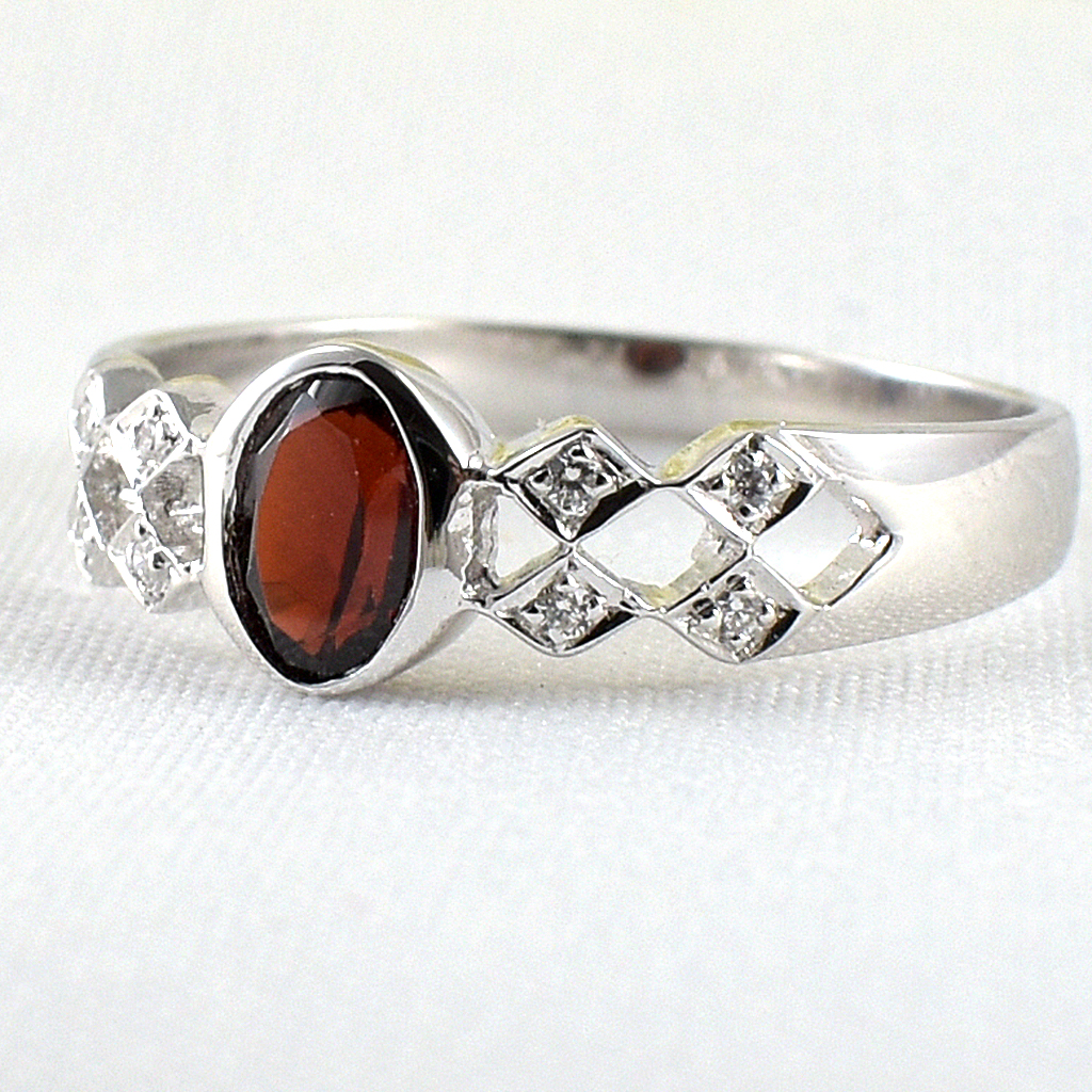 แหวนเงินแท้ราคาถูกชุบทองคำขาว พลอยแท้โกเมน 0.55 กะรัต เพชรCZ 0.056 กะรัต งานประณีตสวยงาม สั่งผลิตค่ะ