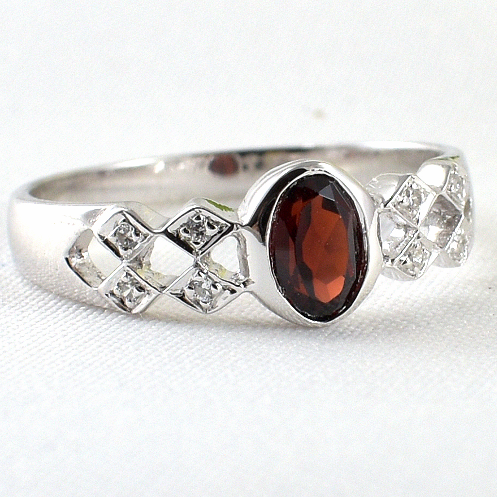 แหวนเงินแท้ราคาถูกชุบทองคำขาว พลอยแท้โกเมน 0.55 กะรัต เพชรCZ 0.056 กะรัต งานประณีตสวยงาม สั่งผลิตค่ะ