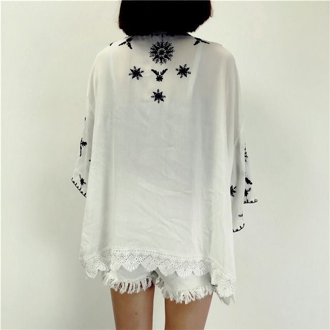 เสื้อคลุมแฟชั่นสไตล์โบฮีเมี่ยน ปักลายใบไม้ทรงหน้ายาวหลังสั้น รหัส 1386-ลายสีดำ