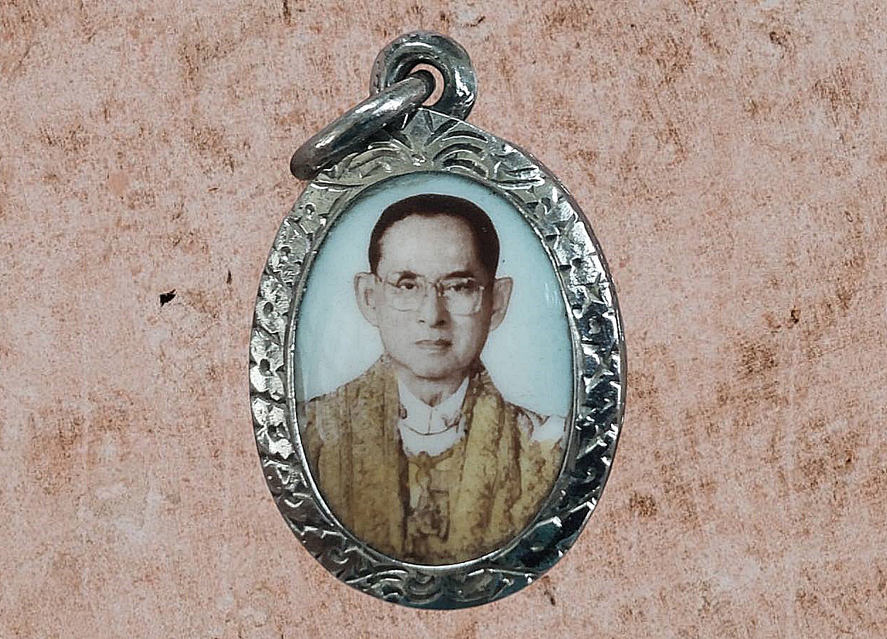 ล็อกเก็ต รัชกาลที่ 9 ปีกาญจนาภิเษก ปี 2539 เลี่ยมเงิน