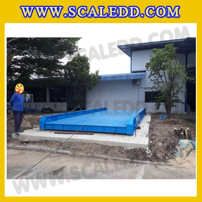 เครื่องชั่งรถบรรทุกขนาด 50 ตัน โครงสร้างแท่นชั่งทำจากเหล็กขนาด 3x8 เมตร ค่าละเอียด 5 กิโลกรัม แบบพื้นแท่นชั่งหน้าเหล็ก