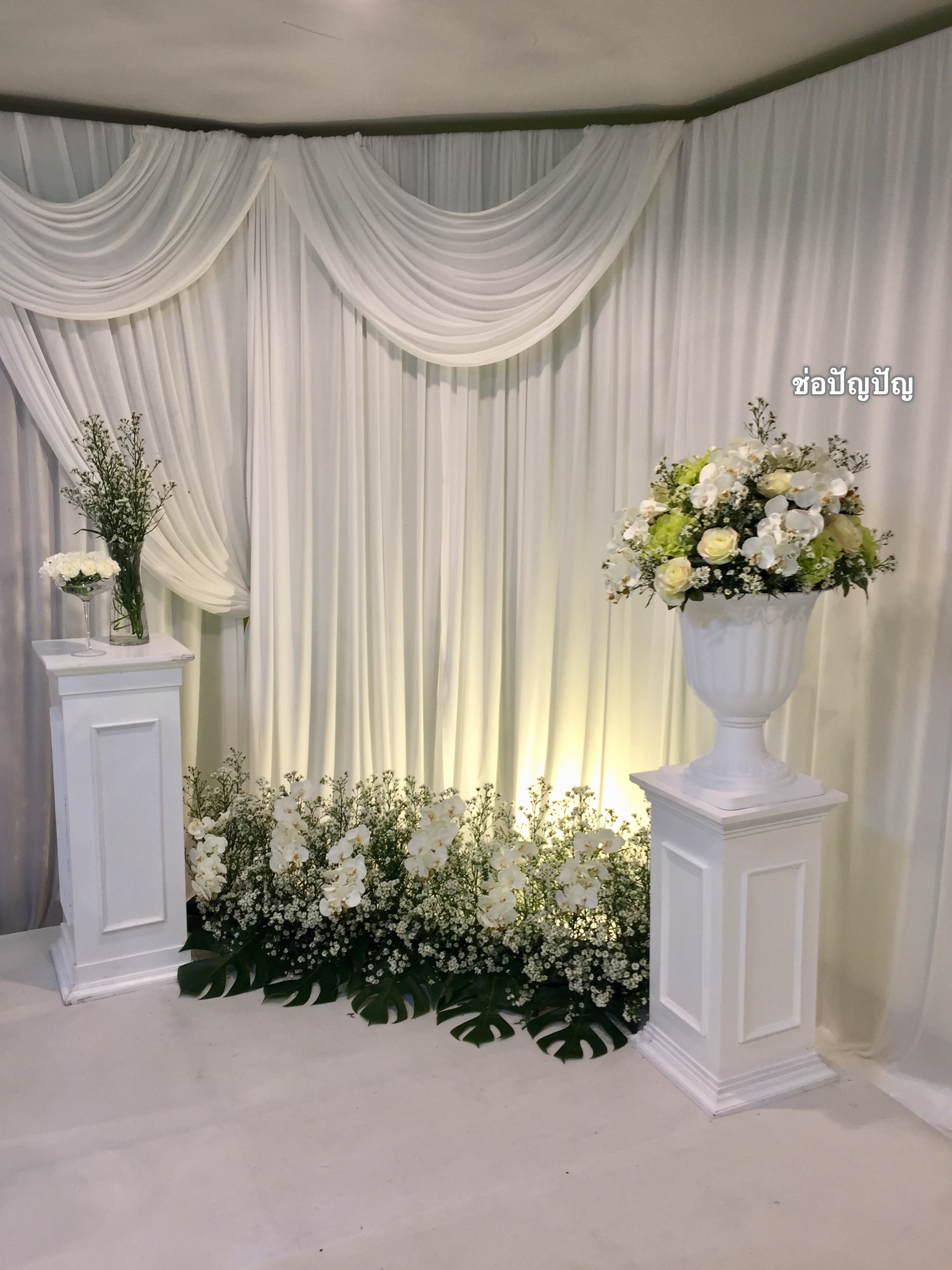 สถานที่หลั่งน้ำสังข์,แบคดรอปหลั่งน้ำสังข์ โทนขาวเขียว