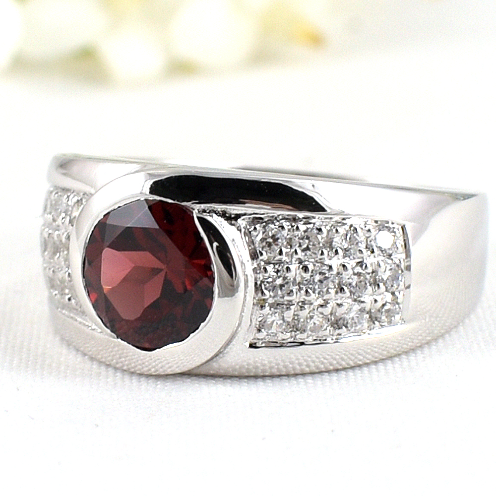 แหวนเงินแท้ราคาถูกชุบทองคำขาว พลอยแท้โกเมน 1.60 กะรัต เพชรCZ 0.36 กะรัต งานประณีตสวยงาม สั่งผลิตค่ะ