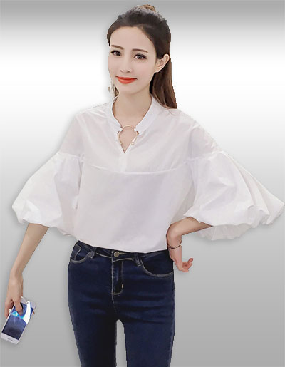เสื้อแฟชั่นคอวี แขนดีไซน์พองๆ ใส่ห่วงคอเสื้อสุดเก๋ รหัส 1595-สีขาว