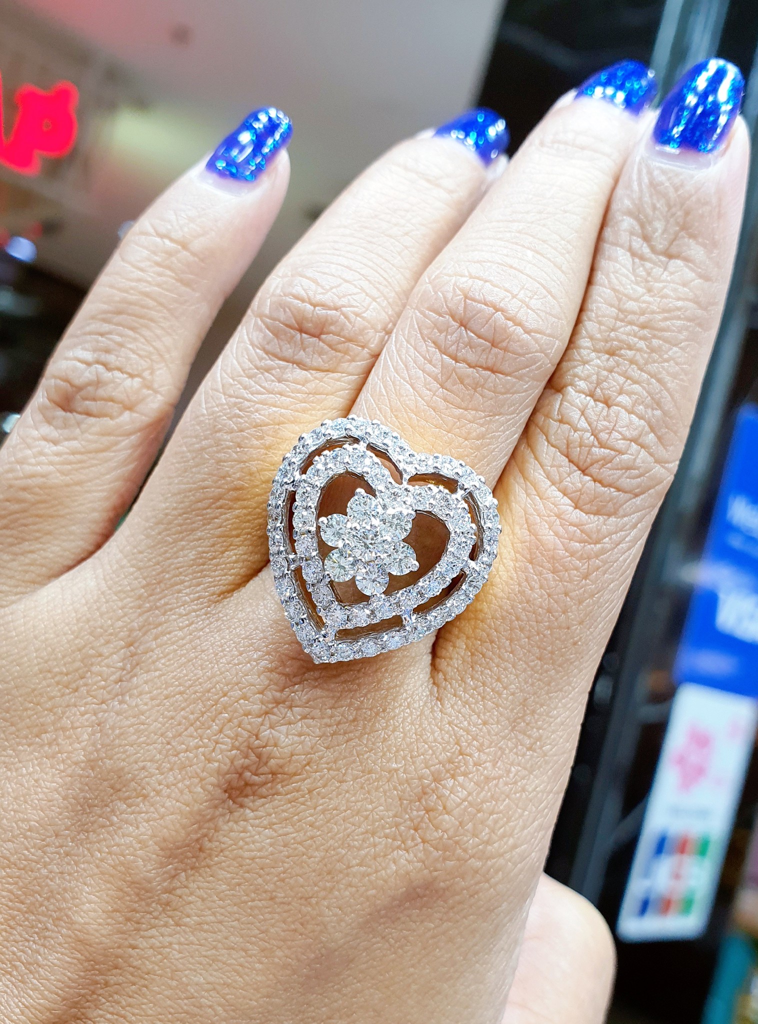 พร้อมส่งและสั่งผลิตแหวนเพชรแท้ดอกพิกุลล้อมเพชร2ชั้นรูปหัวใจสวยหรู เพชรขาวสวยเลยนะคะ แหวนแต่งงาน แหวนหมั้น ใส่เที่ยว ออกงาน แหวนทองคำ18K เพชรแท้ 2.28 กะรัต 56 เม็ด ราคาถูกมาก ส่งฟรี