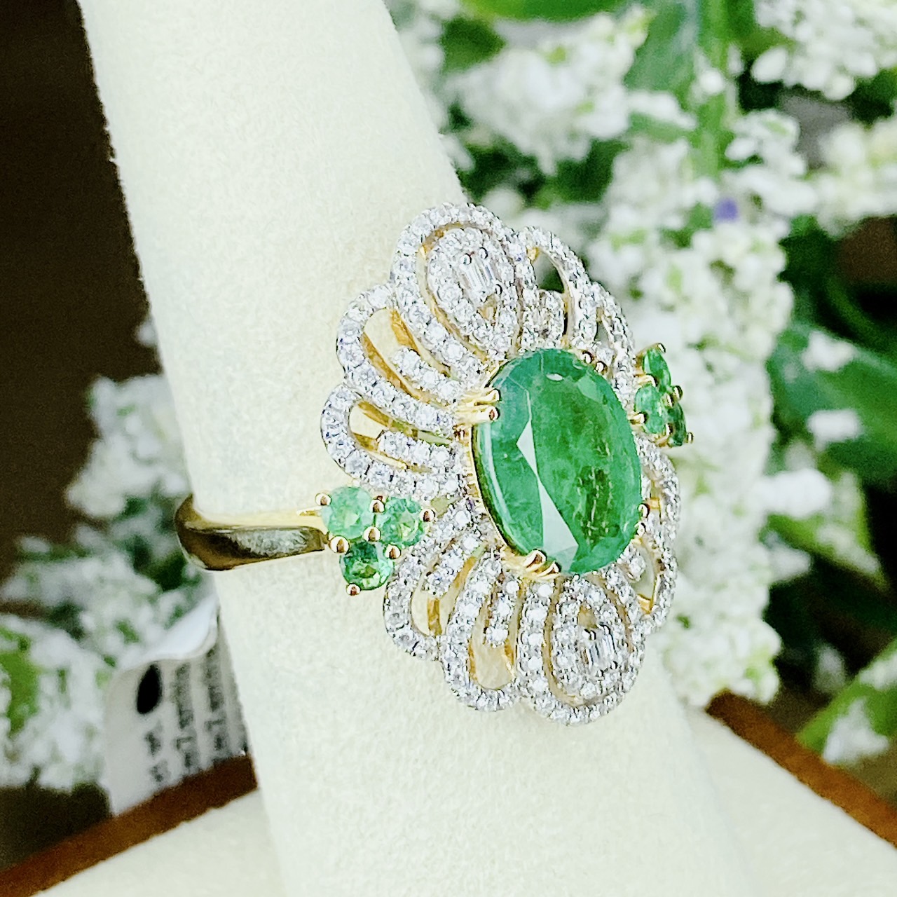 หวนพลอยมรกตแซมเบียสีเขียว Green ล้อมเพชรบริวารโดยรอบแบบวินเทจ ประดับบ่าด้วยแซมเบียชั้นสุดท้าย *** พร้อมเซอร์จาก IGA รับรอง