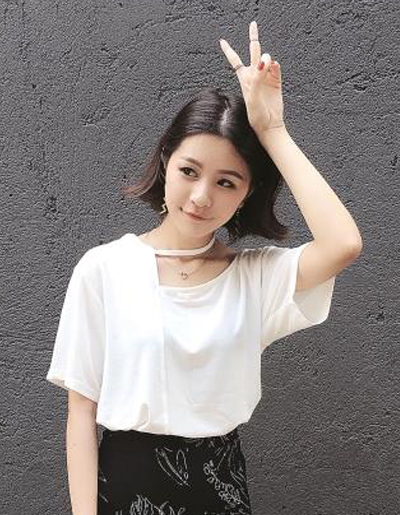 เสื้อยืดแฟชั่น แต่งเปิดไหล่ สุดแนวสไตล์เกาหลี รหัส 1597-สีขาว