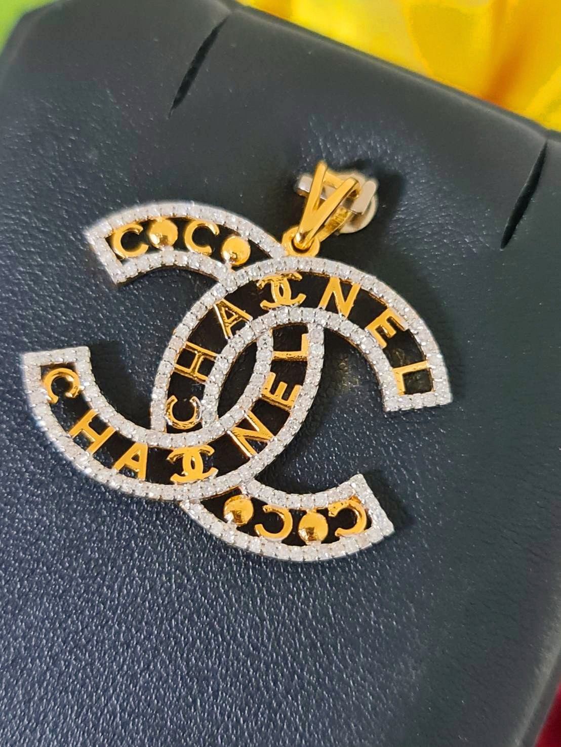 พร้อมส่งและสั่งผลิตจี้เพชร จี้CCใหญ่อลังการ นิยมใส่กับสร้อยโชคเกอร์ ใส่เที่ยว ออกงาน ทองคำ 9K เพชรกุหลาบแท้ 0.60 กะรัต ไม่รวมสร้อย ราคาถูกมาก ส่งฟรี