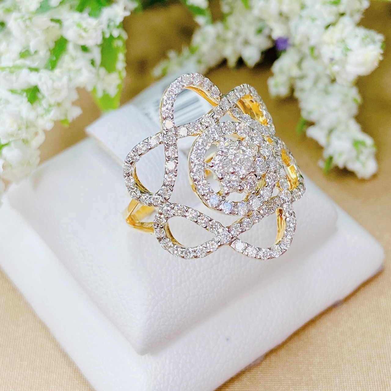 แหวนเพชรกระจุกดอกไม้งานสวย เพชรเล่นไฟสุดๆค่ะ