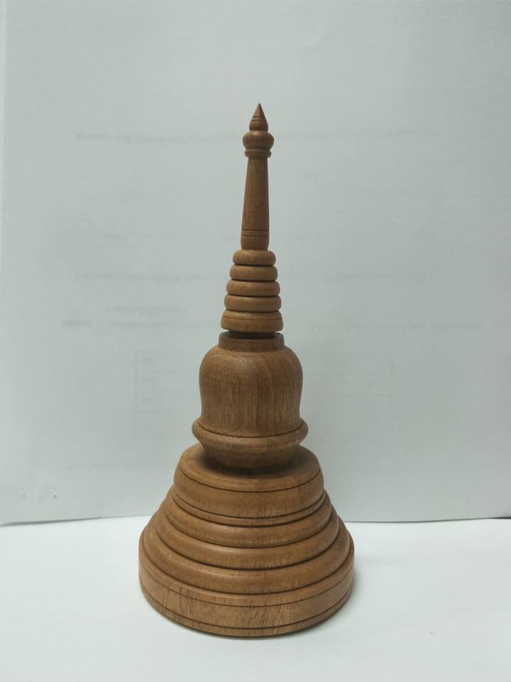 เจดีย์ไม้มะฮอกกานี ใส่พระธาตุ อบน้ำมันจันทน์หอม Pagoda Gardenia Ervatamia wood Mok wood casket for relics ขนาดสูง 6 นิ้ว