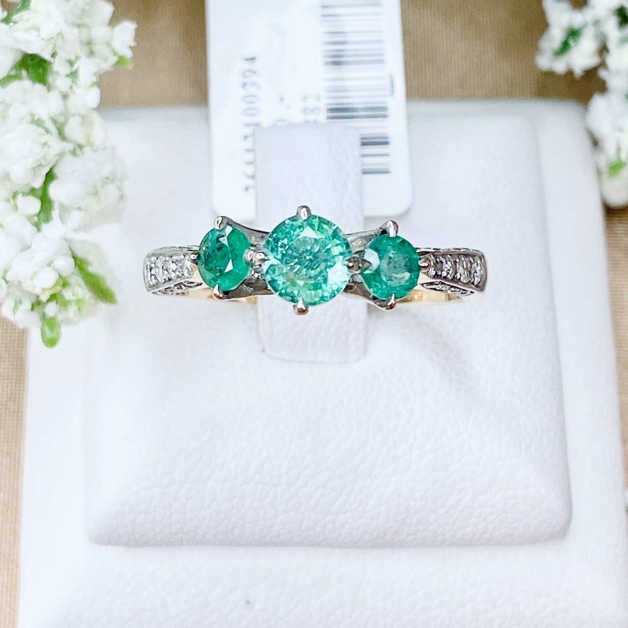 แหวนพลอยมรกตแซมเบีย เจียรเหลี่ยมเพชร ฝังแบบ Three stones ชูสูง ให้อารมณ์ตอนใส่ เหมือนใส่เเหวนแบบ Cathedral setting