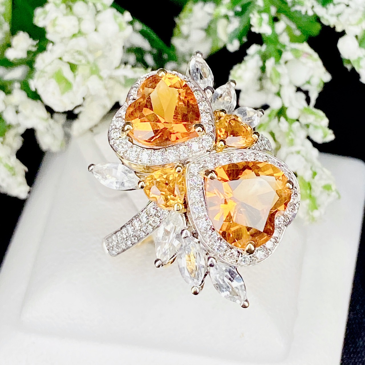 Citrine รูปหัวใจ ต่างไซส์ ล้อมด้วยเพชรน้ำ100 ประดับด้วยไว้ White Sapphire รูปทรงมาคีส์