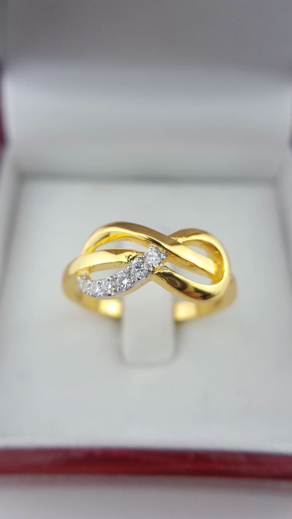 สั่งผลิตเพชรเบลเยี่ยมคัท แหวนแต่งงาน แหวนหมั้น ใส่เที่ยว ออกงาน แหวนทองคำ 18K เพชรแท้ 0.10 กะรัต 3.42 กรัม น้ำ 99 ราคาถูกมาก มีใบรับประกันค่ะ