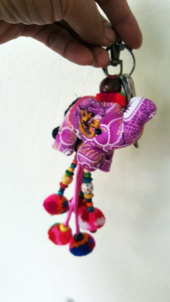 SIVAREE เศษผ้าตกแต่งเป็นรูปช้างห้อยพวงกุญแจ Upcycling Product ม่วง,เหลือง,แดง,เขียว กว้าง3นิ้วยาว3.5 นิ้ว