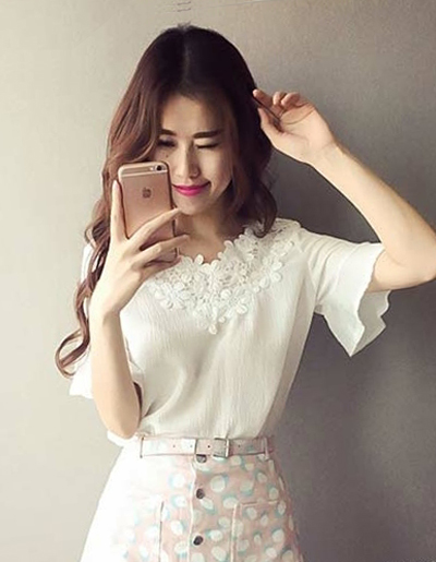 เสื้อแฟชั่นคอวีแขนสั้นแต่งคอผ้าลูกไม้ลายดอกไม้สวยหวานสไตล์เกาหลี-1602