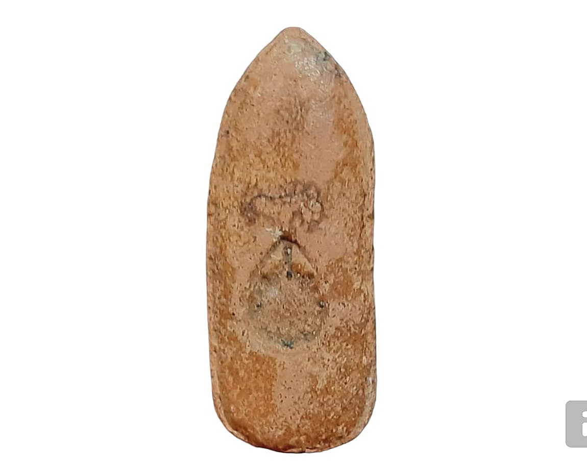 พระพุทธลีลา เม็ดขนุน วัดพระศรีรัตนศาสดาราม กรุงเทพมหานคร เนื้อดิน หลังตอกตราสัญญลักษณ์รัชกาลที่ 9 ฉลองสิริราชสมบัติครบ 60 ปี 2549