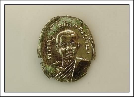 หน้ากากทองคำ เม็ดแตง หลวงปู่ทวด วัดช้างให้