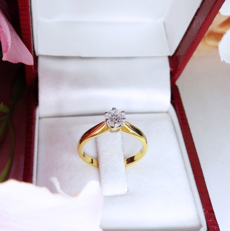 สั่งผลิตเพชรเบลเยี่ยมคัท แหวนแต่งงาน แหวนหมั้น ใส่เที่ยว ออกงาน แหวนทองคำ 18K เพชรแท้ 0.30 กะรัต 2.42 กรัม น้ำ 99 ราคาถูกมาก มีใบรับประกันค่ะ