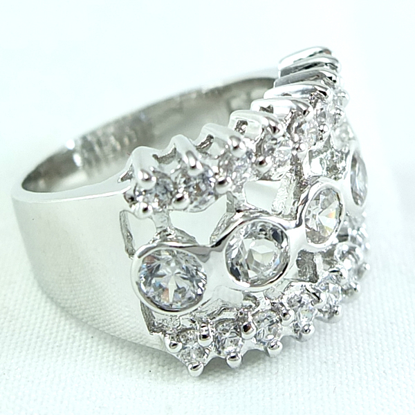 แหวนเงินแท้ราคาถูกชุบทองคำขาว เพชรCZเม็ดกลาง 1.0 กะรัต เพชรCZเม็ดข้าง 0.54 กะรัต งานประณีตสวยงาม สั่งผลิตค่ะ