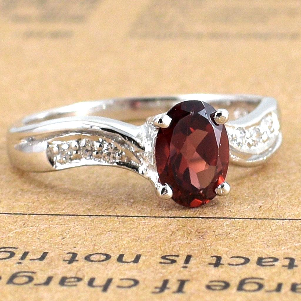 แหวนเงินแท้ราคาถูกชุบทองคำขาว พลอยแท้โกเมน 0.95 กะรัต เพชรCZ 0.06 กะรัต งานประณีตสวยงาม สั่งผลิตค่ะ