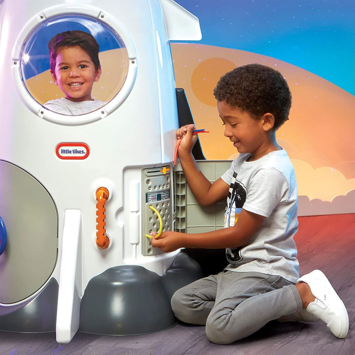 กระสวยอวกาศจำลอง Little Tikes Adventure Rocket - Realistic Space Astronaut Role Play Set for Boys and Girls