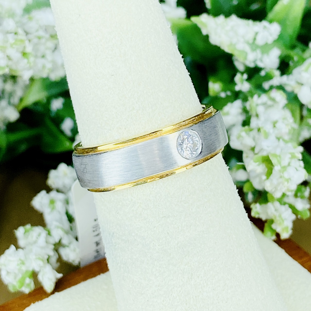 แหวนเพชรเม็ดเดี่ยวแบบหุ้ม Bazel Setting ตัวเรือนทอง ทำซาตินชุบทองขาว Satin ตัดขอบเงาบน-ล่าง เพิ่มลูกเล่น