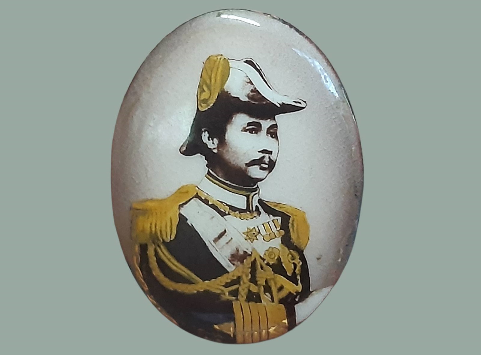 ล็อคเก็ต รัชกาลที่ 5 ภาพกระเบื้องเขียนสี เครื่องทรงจอมพล พระพักตร์ข้าง กว้าง 2.1 cm สูง 2.8 cm