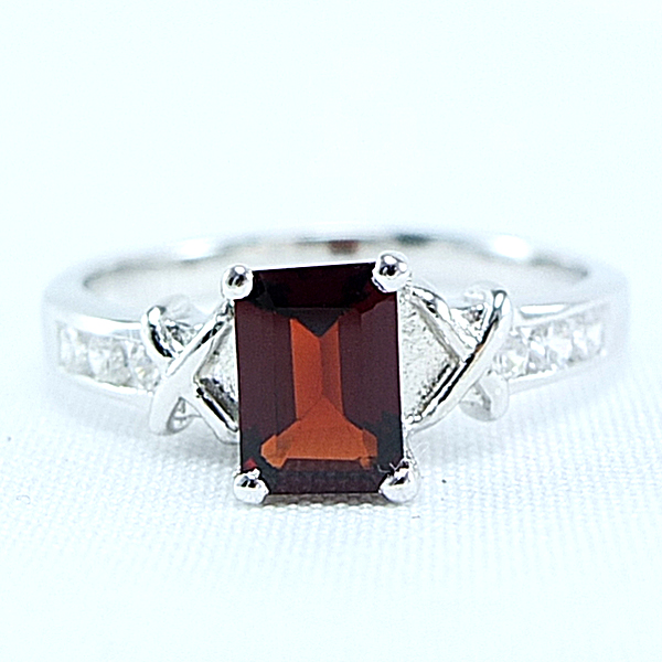 แหวนเงินแท้ราคาถูกชุบทองคำขาว พลอยแท้โกเมน 1.25 กะรัต เพชรCZ 0.18 กะรัต งานประณีตสวยงาม สั่งผลิตค่ะ