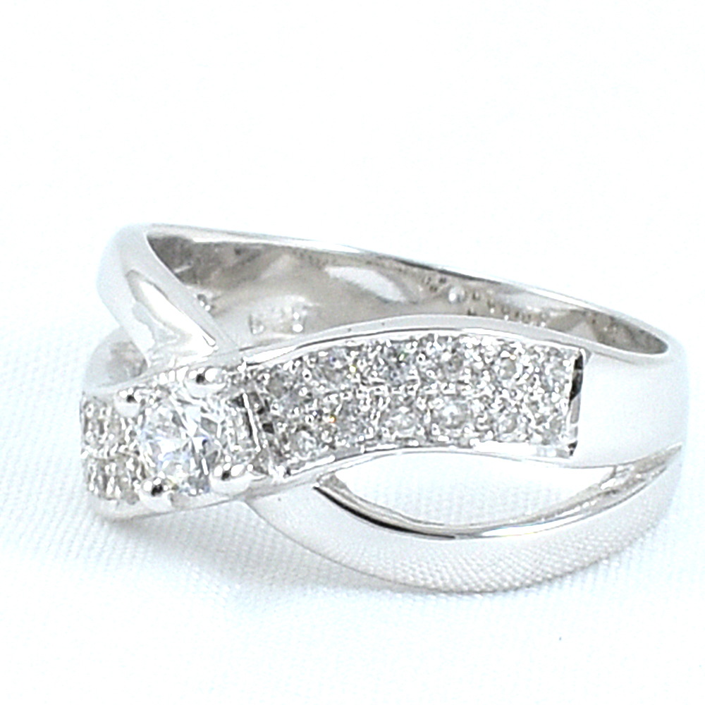 แหวนเงินแท้ราคาถูกชุบทองคำขาว เพชรCZเม็ดกลาง 0.25 กะรัต เพชรCZเม็ดข้าง 0.36 กะรัต งานประณีตสวยงาม สั่งผลิตค่ะ