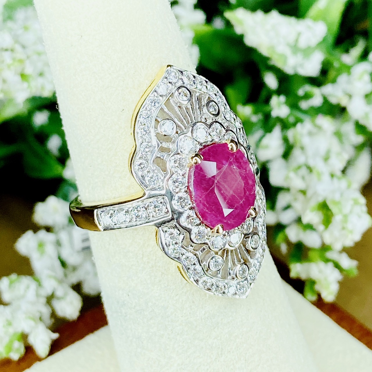 แหวนทับทิม Ruby Africa สีชมพูหวานฉ่ำเม็ดใหญ่ ล้อมเพชรทรงหน้ากว้าง บ่าข้างเป็นเพชรเรียงเม็ด เพชรขาวสวยใสเล่นแสงค่ะ ใส่แล้วดูนิ้วเรียว ทรงดีไซน์มาสวยมาก ตัวเรือนทอง ใส่ออกงานได้เลยค่ะ