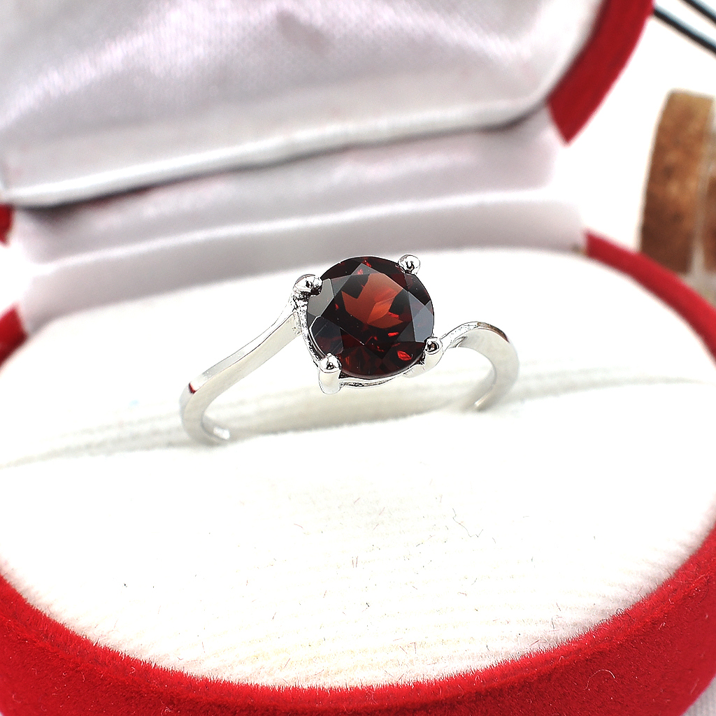 แหวนเงินแท้ราคาถูกชุบทองคำขาว โกเมนแท้ 1.65 กะรัต งานประณีตสวยงาม สั่งผลิตค่ะ