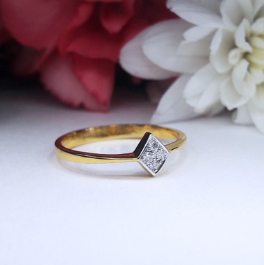 สั่งผลิตเพชรเบลเยี่ยมคัท แหวนแต่งงาน แหวนหมั้น ใส่เที่ยว ออกงาน แหวนทองคำ 18K เพชรแท้ 0.04 กะรัต 1.40 กรัม น้ำ 99 ราคาถูกมาก มีใบรับประกันค่ะ