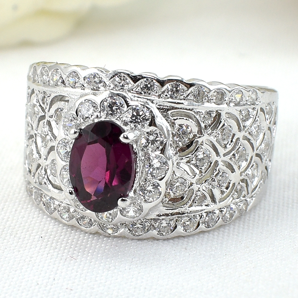 แหวนเงินแท้ราคาถูกชุบทองคำขาว พลอยแท้โรโดไลท์การ์เน็ต 1.0 กะรัต เพชรCZ 0.68 กะรัต งานประณีตสวยงาม สั่งผลิตค่ะ