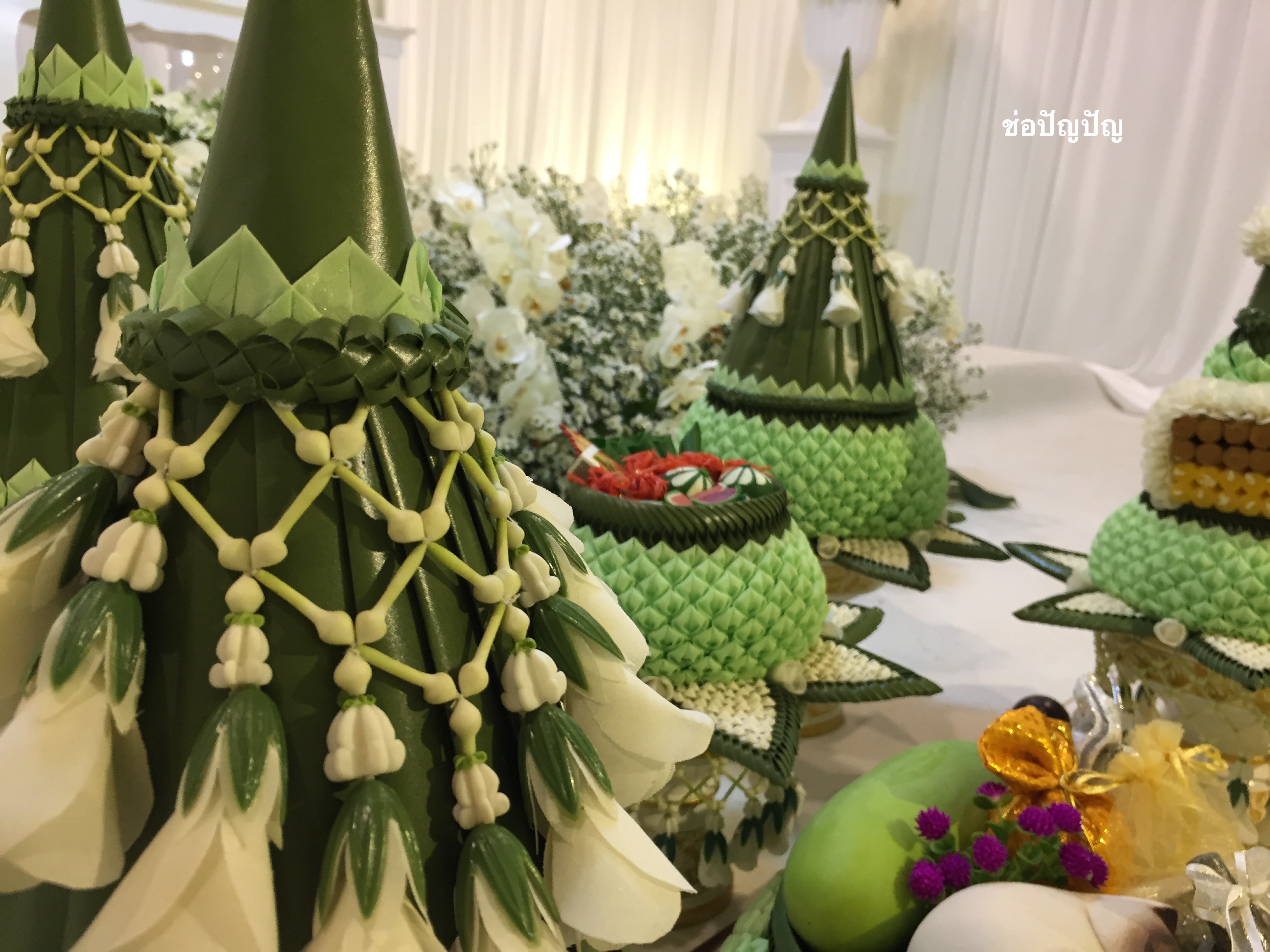 สถานที่หลั่งน้ำสังข์,แบคดรอปหลั่งน้ำสังข์ โทนขาวเขียว