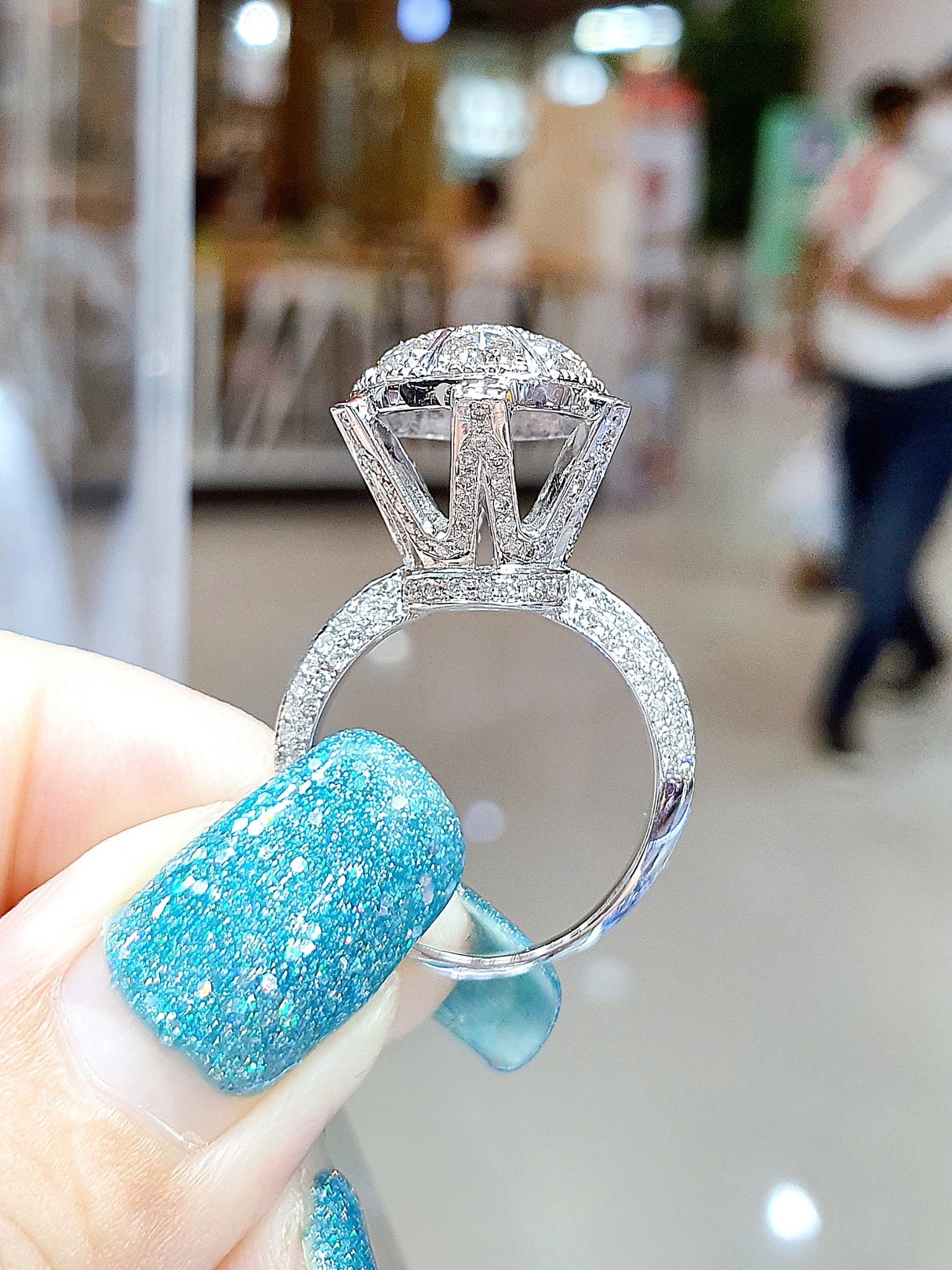 พร้อมส่งและสั่งผลิตแหวนเพชรแท้ชูหรูหราสง่างาม โดดเด่นไม่ซ้ำใครแน่นอน โชว์เพชรกลาง แหวนแต่งงาน แหวนหมั้น ใส่เที่ยว ออกงาน แหวนทองคำ 18K เพชรเบลเยี่ยมแท้ 2.32 กะรัต 165 เม็ด ราคาถูกมาก ส่งฟรี