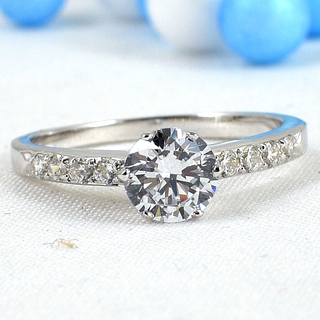 แหวนเงินแท้ราคาถูกชุบทองคำขาว เพชรCZเม็ดกลาง 0.80 กะรัต เพชรCZเม็ดข้าง 0.15 กะรัต งานประณีตสวยงาม สั่งผลิตค่ะ