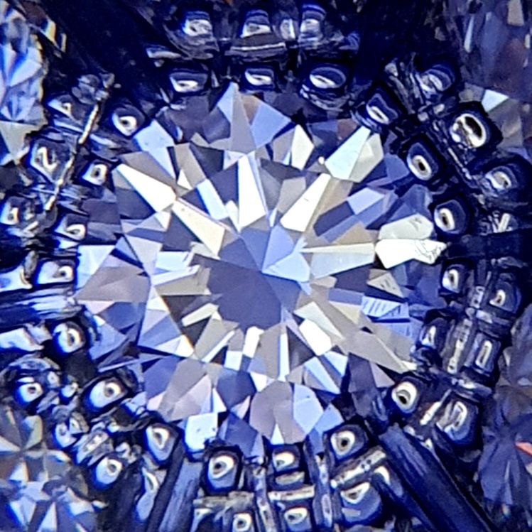 พร้อมส่งและสั่งผลิตแหวนเพชรแท้ชูหรูหราสง่างาม โดดเด่นไม่ซ้ำใครแน่นอน โชว์เพชรกลาง แหวนแต่งงาน แหวนหมั้น ใส่เที่ยว ออกงาน แหวนทองคำ 18K เพชรเบลเยี่ยมแท้ 2.32 กะรัต 165 เม็ด ราคาถูกมาก ส่งฟรี