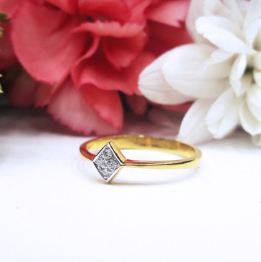 สั่งผลิตเพชรเบลเยี่ยมคัท แหวนแต่งงาน แหวนหมั้น ใส่เที่ยว ออกงาน แหวนทองคำ 18K เพชรแท้ 0.04 กะรัต 1.40 กรัม น้ำ 99 ราคาถูกมาก มีใบรับประกันค่ะ