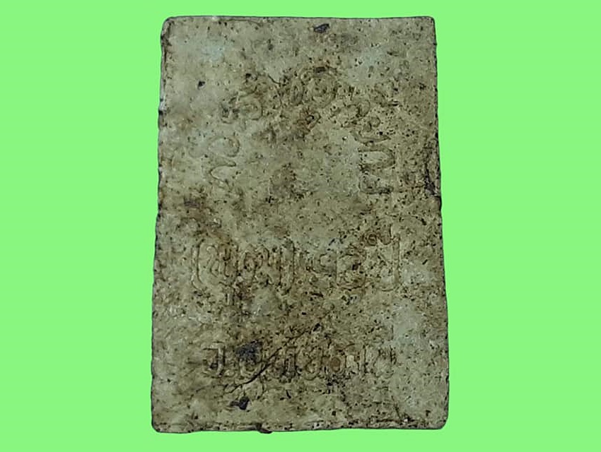 พระประธาน(พระพุทธรูปจำลองหลวงพ่อพุทธมงคลศักดิ์สิทธิ์) วัดมณีสถิตกปิฏฐาราม อุทัยธานี พระราชอุทัยกวี (พุฒ สุทตฺโต) เนื้อผงน้ำมัน อายุ ๙๓ ปี ๒๕๓๒