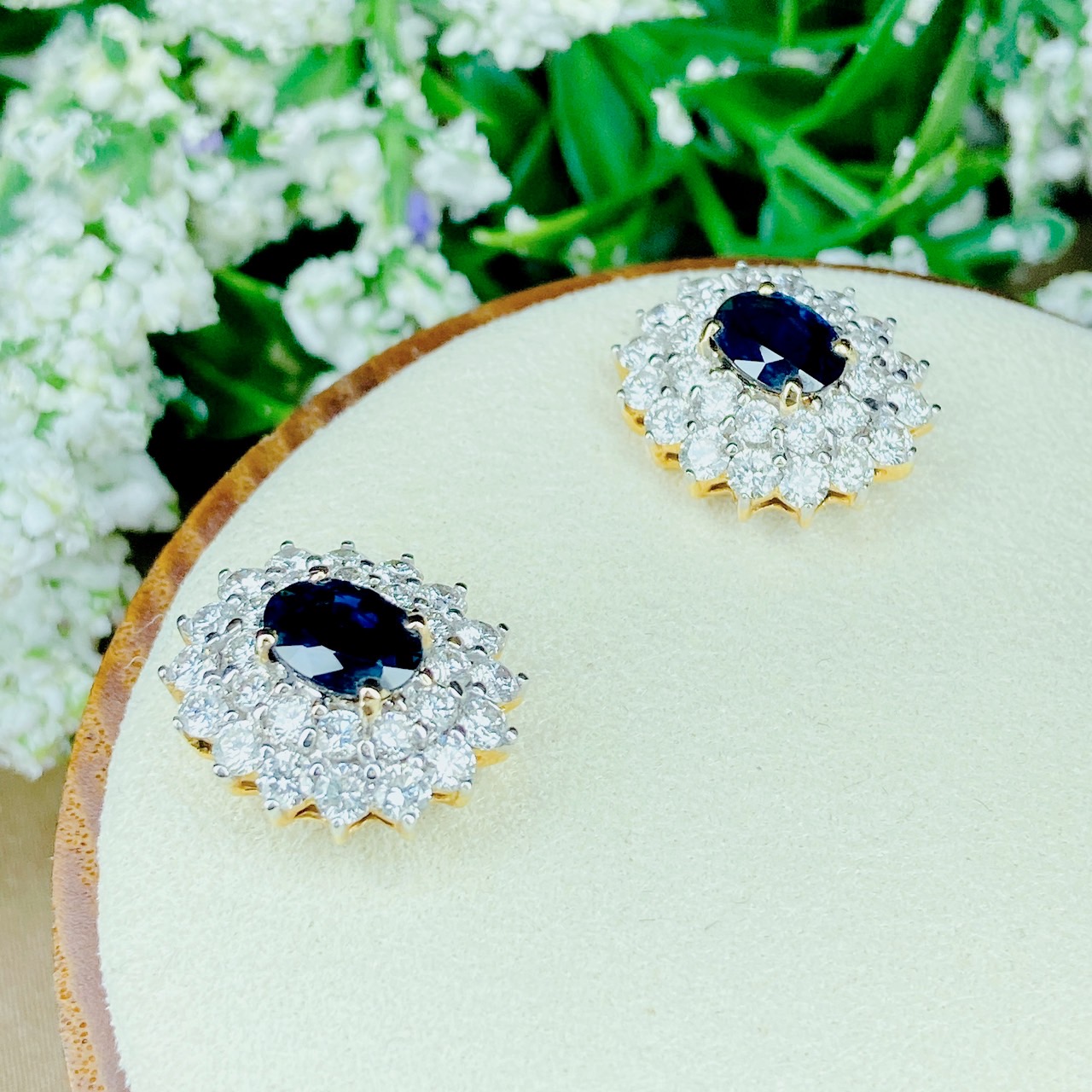 ต่างหูไพลินสยามล้อมเพชรทรง Brilliant Aura ติดหู ไพลินสยาม Blue sapphire จากบ่อบางกะจะ ประเทศไทย พลอยสีน้ำเงินสดสวยทั้งเม็ด