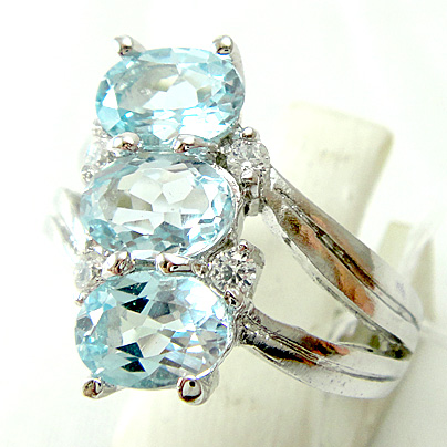 แหวนเงินแท้ราคาถูกชุบทองคำขาว สวิสบลูโทปาซแท้ 2.85 กะรัต เพชรCZ 0.12 กะรัต งานประณีตสวยงาม สั่งผลิตค่ะ