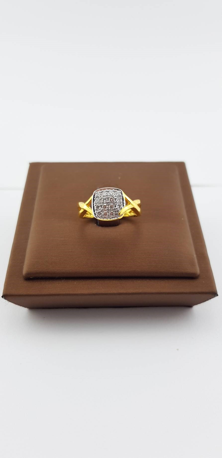 สั่งผลิตเพชรเบลเยี่ยมคัท แหวนแต่งงาน แหวนหมั้น ใส่เที่ยว ออกงาน แหวนทองคำ 18K เพชรแท้ 0.31 กะรัต 3.21 กรัม น้ำ 99 ราคาถูกมาก มีใบรับประกันค่ะ