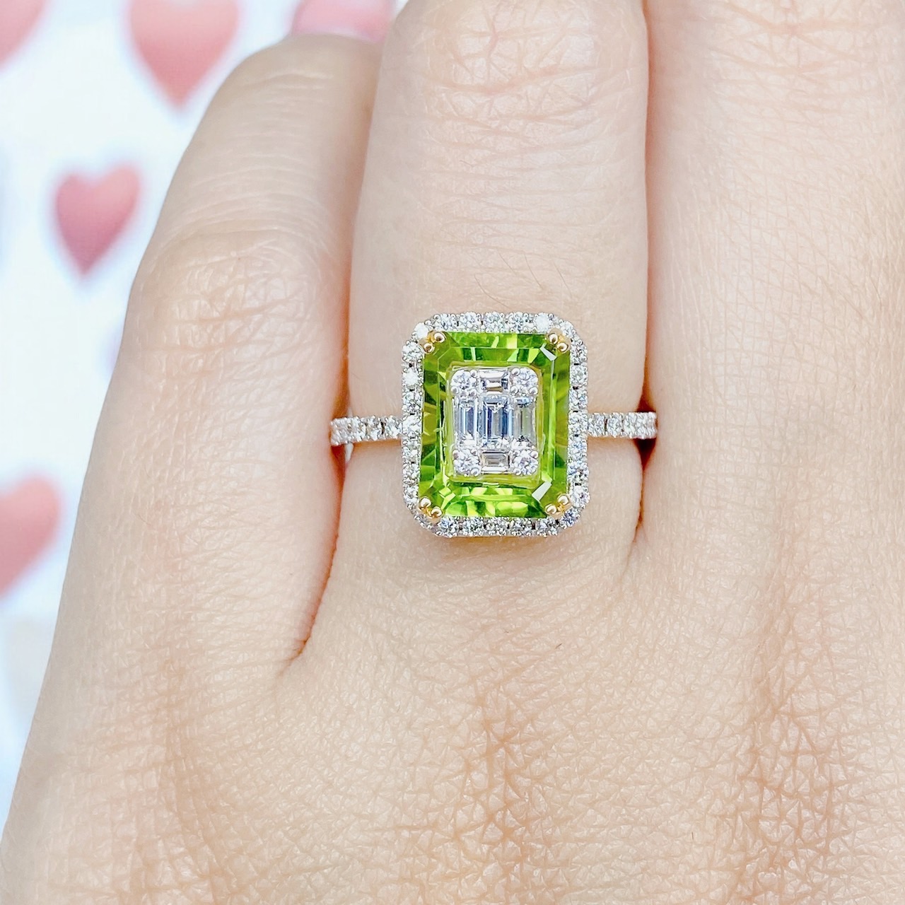 แหวนพลอย Natural Green Peridot โดยชุดผลงานนี้เราใช้ Peridot อัญมณีสีเขียวสวย สีเขียวใบมะกอก